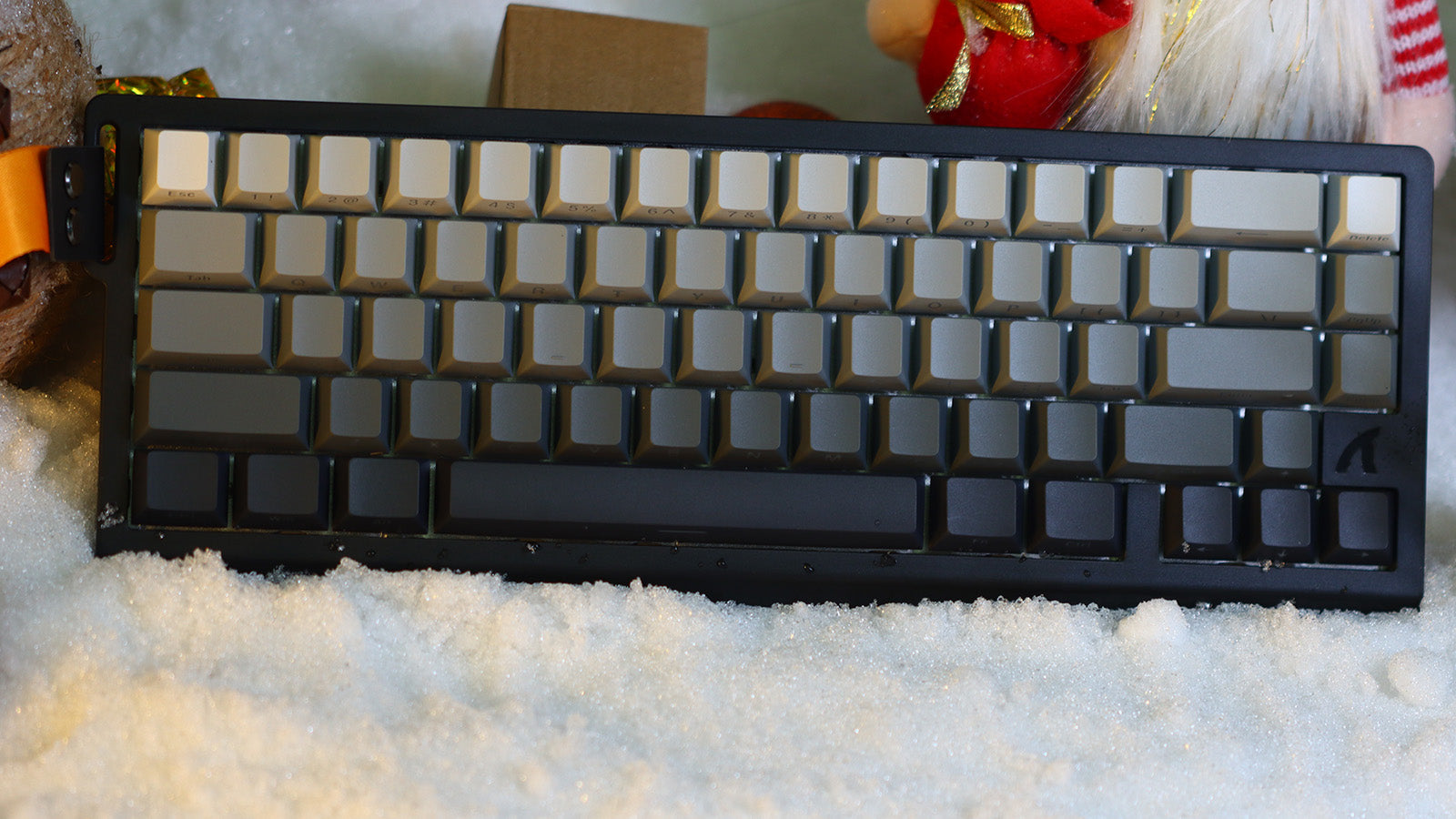 Magnetic Mechanical Keyboard in Snow - Gradient Grey Keycaps